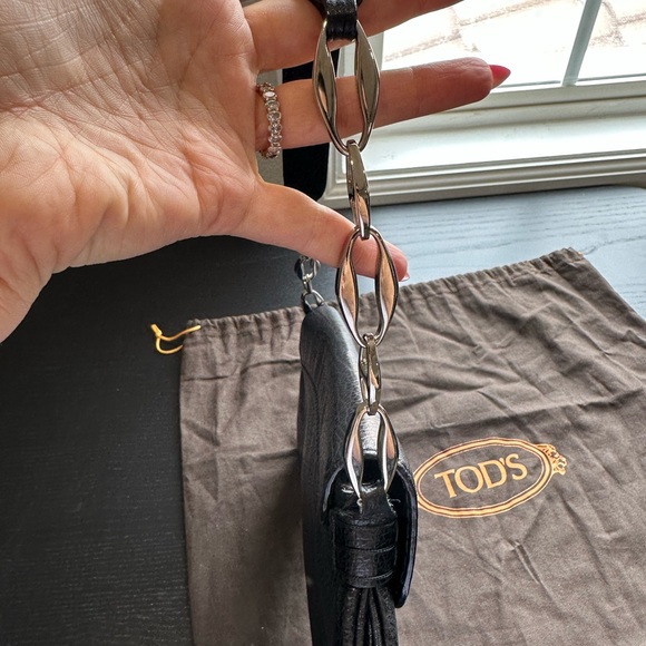 Tod’s Leather Shoulder Bag - Picture 5 of 9